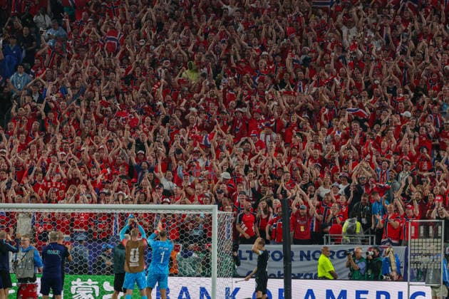 June 22, 2026, East Rutherford, New Jersey, USA: Norway fans react to the team after their 3-2 win during the 2026 FIFA World Cup, WM, Weltmeisterschaft, Fussball match between Norway and Senegal at MetLife Stadium in East Rutherford, NJ East Rutherford USA - ZUMAr225 20260622_zsp_r225_015 Copyright: xScottxRausenbergerx