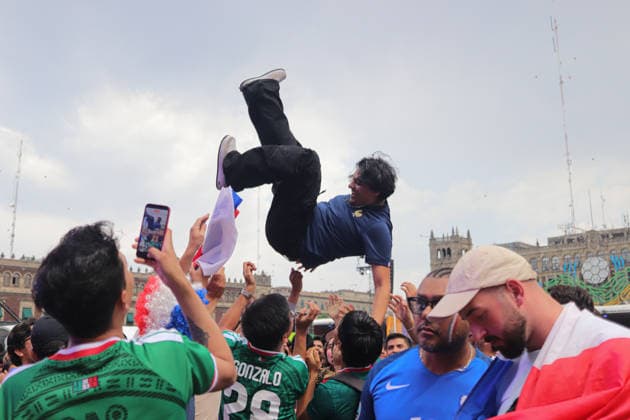 French Fans Support Their Team At FIFA World Cup, WM, Weltmeisterschaft, Fussball Fan Festival Fans of France national team, Nationalteam throw a man into the air in celebration of their national team during the FIFA World Cup Group J match between France and Irak at the FIFA World Cup Fan Fest on June 22, 2026, in Mexico City, Mexico. (Photo by Carlos Tischler Eyepix Group) Copyright: xCarlosxsantiago xEyepixxGroupx CS_22062026_188484