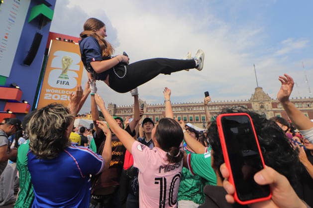 French Fans Support Their Team At FIFA World Cup, WM, Weltmeisterschaft, Fussball Fan Festival Fans of France national team, Nationalteam throw a woman into the air in celebration of their national team during the FIFA World Cup Group J match between France and Irak at the FIFA World Cup Fan Fest on June 22, 2026, in Mexico City, Mexico. (Photo by Carlos Tischler Eyepix Group) Copyright: xCarlosxsantiago xEyepixxGroupx CS_22062026_188490