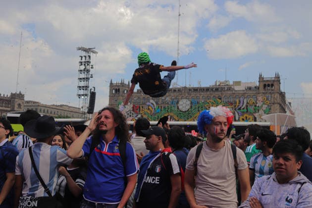 French Fans Support Their Team At FIFA World Cup, WM, Weltmeisterschaft, Fussball Fan Festival Fans of France national team, Nationalteam throw a man into the air in celebration of their national team during the FIFA World Cup Group J match between France and Irak at the FIFA World Cup Fan Fest on June 22, 2026, in Mexico City, Mexico. (Photo by Carlos Tischler Eyepix Group) Copyright: xCarlosxsantiago xEyepixxGroupx CS_22062026_188498