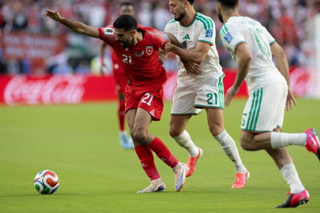 FIFA World Cup, WM, Weltmeisterschaft, Fussball 2026 - Group J - Jordan vs Algeria Jordan midfielder Nizar Al-Rashdan (L) is defended by Algeria defender Ramy Bensebaini (C) during the 2026 FIFA World Cup group stage match between Jordan and Algeria at San Francisco Bay Area Stadium in Santa Clara, USA, 22 June 2026. Santa Clara United States  Copyright: xBENJAMINxFANJOYx