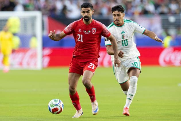 FIFA World Cup, WM, Weltmeisterschaft, Fussball 2026 - Group J - Jordan vs Algeria Jordan midfielder Nizar Al-Rashdan (L) is defended by Algeria midfielder Fares Chaibi (R) during the 2026 FIFA World Cup group stage match between Jordan and Algeria at San Francisco Bay Area Stadium in Santa Clara, USA, 22 June 2026. Santa Clara United States  Copyright: xBENJAMINxFANJOYx