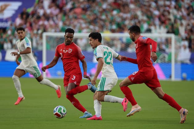 Abdallsh Nasib (L) of Jordan vies for the ball with Ibrahim Maza of Algeria during the FIFA World Cup, WM, Weltmeisterschaft, Fussball 2026 group stage match Jordan against Algeria at the Levi s stadium in Santa Clara, United States, 22 June 2026. FIFA World Cup 2026 - Group J - Jordan vs Algeria !ACHTUNG: NUR REDAKTIONELLE NUTZUNG!  Copyright: xMIGUELxGUTIÉRREZx AME3555 20260623-55020679328_1