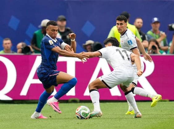Kylian Mbappe (Frankreich, 10) im Zweikampf mit Ahmed Qasem (Irak, 11) USA, FIFA Weltmeisterschaft, Frankreich vs Irak, Philadelphia, 22.06.2026 USA, FIFA Weltmeisterschaft, Frankreich vs Irak, Philadelphia, 22.06.2026 Philadelphia *** Kylian Mbappé (France), No. 10, in a tackle with Ahmed Qasem (Iraq), No. 11, USA, FIFA World Cup, France vs. Iraq, Philadelphia, June 22, 2026, USA, FIFA World Cup, France vs. Iraq, Philadelphia, June 22, 2026, Philadelphia,detected_source_language Copyright: xEibner-Pressefoto ScottxColemanx EP_SCN