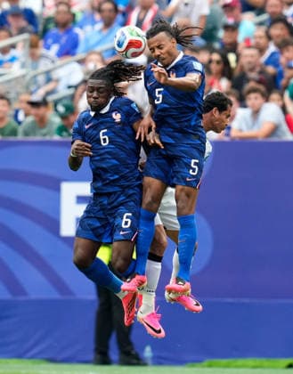 Manu Kone (Frankreich, 6) und Jules Kounde (Frankreich, 5) gehen zum Kopfball. USA, FIFA Weltmeisterschaft, Frankreich vs Irak, Philadelphia, 22.06.2026 USA, FIFA Weltmeisterschaft, Frankreich vs Irak, Philadelphia, 22.06.2026 Philadelphia *** Manu Kone (France), 6, and Jules Kounde (France), 5, go for a header. USA, FIFA World Cup, France vs. Iraq, Philadelphia, June 22, 2026. USA, FIFA World Cup, France vs. Iraq, Philadelphia, June 22, 2026. Philadelphia,detected_source_language Copyright: xEibner-Pressefoto ScottxColemanx EP_SCN