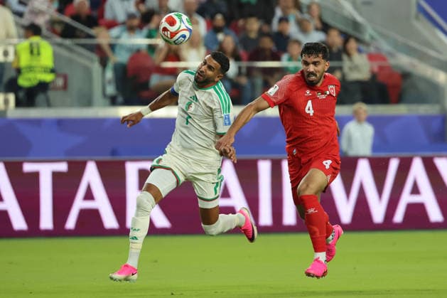 Husam Abudahab (R) of Jordan vies for the ball with Riyad Mahrez of Algeria during the FIFA World Cup, WM, Weltmeisterschaft, Fussball 2026 group stage match Jordan against Algeria at the Levi s stadium in Santa Clara, United States, 22 June 2026. FIFA World Cup 2026 - Group J - Jordan vs Algeria !ACHTUNG: NUR REDAKTIONELLE NUTZUNG!  Copyright: xMIGUELxGUTIÉRREZx AME3573 20260623-55020679338_1