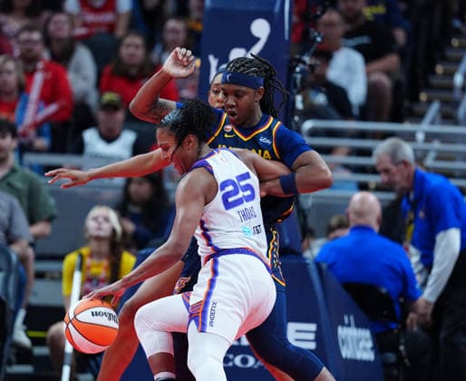 INDIANAPOLIS, IN - JUNE 22: Phoenix Mercury forward Alyssa Thomas (25) drives to the basket against Indiana Fever forward Myisha Hines-Allen (2) on June 22, 2026, at Gainbridge Fieldhouse in Indianapolis, Indiana. (Photo by Brian Spurlock Icon Sportswire) WNBA, Basketball Damen, USA JUN 22 Phoenix Mercury at Indiana Fever EDITORIAL USE ONLY Icon26062250
