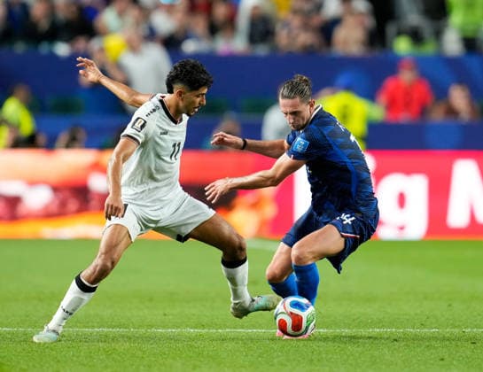 Ahmed Qasem (Irak, 11) im Zweikampf mit Adrien Rabiot (Frankreich, 14). USA, FIFA Weltmeisterschaft, Frankreich vs Irak, Philadelphia, 22.06.2026 USA, FIFA Weltmeisterschaft, Frankreich vs Irak, Philadelphia, 22.06.2026 Philadelphia *** Ahmed Qasem (Iraq), No. 11, in a tackle with Adrien Rabiot (France), No. 14, FIFA World Cup, France vs. Iraq, Philadelphia, June 22, 2026, USA, FIFA World Cup, France vs. Iraq, Philadelphia, June 22, 2026, Philadelphia,detected_source_language Copyright: xEibner-Pressefoto ScottxColemanx EP_SCN