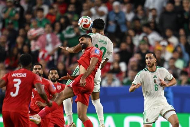 Jordan v Algeria - FIFA World Cup, WM, Weltmeisterschaft, Fussball 2026 - Group J SANTA CLARA, UNITED STATES - JUNE 22: Nizar al-Rashdan (21) of Jordan in action against Chaibi (10) of Algeria during the 2026 FIFA World Cup First Stage Group J match between Jordan and Algeria at Levi s Stadium (San Francisco Bay Area Stadium) in Santa Clara, California, United States on June 22, 2026. Tayfun Coskun Anadolu California United States. Editorial use only. Please get in touch for any other usage.  Copyright: x2026xAnadoluxTayfunxCoskunx