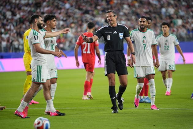 Jordan v Algeria - FIFA World Cup, WM, Weltmeisterschaft, Fussball 2026 - Group J SANTA CLARA, UNITED STATES - JUNE 22: Referee Slavko Vincic talks to the players during the 2026 FIFA World Cup First Stage Group J match between Jordan and Algeria at Levi s Stadium (San Francisco Bay Area Stadium) in Santa Clara, California, United States on June 22, 2026. Tayfun Coskun Anadolu California United States. Editorial use only. Please get in touch for any other usage.  Copyright: x2026xAnadoluxTayfunxCoskunx