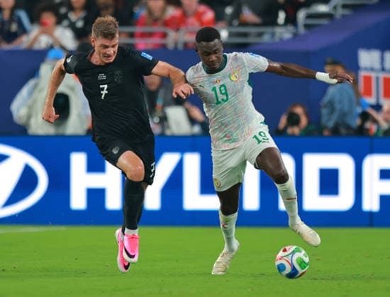 June 22, 2026, East Rutherford, New Jersey, USA: Norway forward Alexander Sorloth (7) and Senegal defender Moussa Niakhate (19) battle for the ball during the June 22nd FIFA World Cup, WM, Weltmeisterschaft, Fussball 2026 matchup between Norway and Senegal at MetLife Stadium in East Rutherford, New Jersey. East Rutherford USA - ZUMAs325 20260622_zsp_s325_026 Copyright: xJessxStilesx