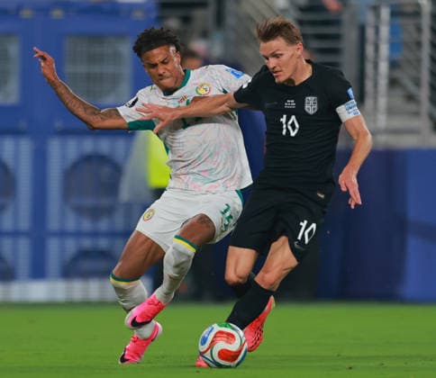June 22, 2026, East Rutherford, New Jersey, USA: Senegal defender Ismail Jakobs (14) and Norway midfielder Martin Odegaard (10) battle for the ball during the June 22nd FIFA World Cup, WM, Weltmeisterschaft, Fussball 2026 matchup between Norway and Senegal at MetLife Stadium in East Rutherford, New Jersey. FIFA World Cup 2026: Norway 3:2 Senegal  - ZUMAs325 20260622_zsp_s325_070 Copyright: xJessxStilesx