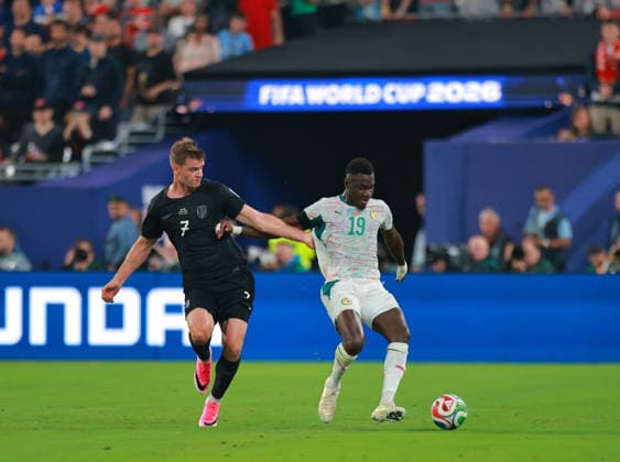 June 22, 2026, East Rutherford, New Jersey, USA: Norway forward Alexander Sorloth (7) and Senegal defender Moussa Niakhate (19) battle for the ball during the June 22nd FIFA World Cup, WM, Weltmeisterschaft, Fussball 2026 matchup between Norway and Senegal at MetLife Stadium in East Rutherford, New Jersey. East Rutherford USA - ZUMAs325 20260622_zsp_s325_037 Copyright: xJessxStilesx
