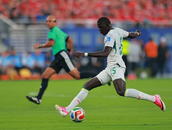 June 22, 2026, East Rutherford, New Jersey, USA: Senegal defender El Hadji Malick Diouf (25) controls the ball during the June 22nd FIFA World Cup, WM, Weltmeisterschaft, Fussball 2026 matchup between Norway and Senegal at MetLife Stadium in East Rutherford, New Jersey. East Rutherford USA - ZUMAs325 20260622_zsp_s325_038 Copyright: xJessxStilesx