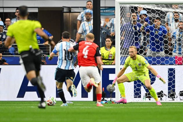 (L-R) Lionel Messi (ARG), Xaver SCHLAGER (AUT), Alexander SCHLAGER (AUT), JUNE 22, 2026 - Football Soccer : FIFA World Cup, WM, Weltmeisterschaft, Fussball 2026 Group J match between Argentina 2-0 Austria at Dallas Stadium in Arlington, Texas, USA.  aflo_335426028 KenjiroxMatsuox