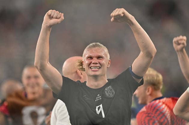 June 22, 2026, East Rutherford, New Jersey, United States of America: East Rutherford, United States of America. 22 Jun, 2026. Norway forward ERLING HAALAND (9) celebrates with the Norwegian supporters following a World Cup 2026 Group I match. Norway defeats Senegal 3 to 2. Credit: , Jr. Zuma Press East Rutherford United States of America - ZUMAa301 20260622_aaf_a301_012 Copyright: xBrooksxVonxArxx