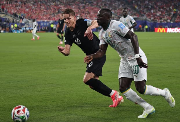 June 22, 2026, East Rutherford, New Jersey, USA: Norway midfielder Martin Odegaard (10) and Senegal forward Sadio Mane (10) battle for the ball during the June 22nd FIFA World Cup, WM, Weltmeisterschaft, Fussball 2026 matchup between Norway and Senegal at MetLife Stadium in East Rutherford, New Jersey. East Rutherford USA - ZUMAs325 20260622_zsp_s325_048 Copyright: xJessxStilesx