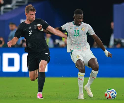 June 22, 2026, East Rutherford, New Jersey, USA: Norway forward Alexander Sorloth (7) and Senegal defender Moussa Niakhate (19) battle for the ball during the June 22nd FIFA World Cup, WM, Weltmeisterschaft, Fussball 2026 matchup between Norway and Senegal at MetLife Stadium in East Rutherford, New Jersey. East Rutherford USA - ZUMAs325 20260622_zsp_s325_055 Copyright: xJessxStilesx