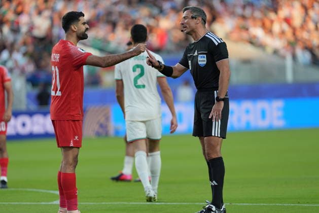 Jordan v Algeria - FIFA World Cup, WM, Weltmeisterschaft, Fussball 2026 - Group J SANTA CLARA, UNITED STATES - JUNE 22: Nizar al-Rashdan of Jordan argues with the referee Slavko Vincic during the 2026 FIFA World Cup First Stage Group J match between Jordan and Algeria at Levi s Stadium (San Francisco Bay Area Stadium) in Santa Clara, California, United States on June 22, 2026. Tayfun Coskun Anadolu California United States. Editorial use only. Please get in touch for any other usage.  Copyright: x2026xAnadoluxTayfunxCoskunx