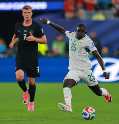 June 22, 2026, East Rutherford, New Jersey, USA: Senegal defender El Hadji Malick Diouf (25) controls the ball during the June 22nd FIFA World Cup, WM, Weltmeisterschaft, Fussball 2026 matchup between Norway and Senegal at MetLife Stadium in East Rutherford, New Jersey. East Rutherford USA - ZUMAs325 20260622_zsp_s325_058 Copyright: xJessxStilesx