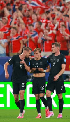 June 22, 2026, East Rutherford, New Jersey, USA: Norway defender Kristoffer Ajer (3), Norway defender Marcus Holmgren Pedersen (16) and Norway forward Alexander Sorloth (7) celebrate a goal with fans cheering h=behind them during the June 22nd FIFA World Cup, WM, Weltmeisterschaft, Fussball 2026 matchup between Norway and Senegal at MetLife Stadium in East Rutherford, New Jersey. East Rutherford USA - ZUMAs325 20260622_zsp_s325_077 Copyright: xJessxStilesx