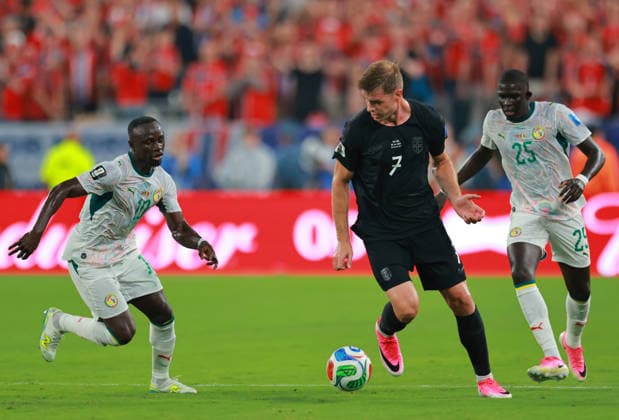 June 22, 2026, East Rutherford, New Jersey, USA: Senegal forward Sadio Mane (10), Senegal defender El Hadji Malick Diouf (25) and Norway forward Alexander Sorloth (7) battle for the ball during the June 22nd FIFA World Cup, WM, Weltmeisterschaft, Fussball 2026 matchup between Norway and Senegal at MetLife Stadium in East Rutherford, New Jersey. East Rutherford USA - ZUMAs325 20260622_zsp_s325_084 Copyright: xJessxStilesx