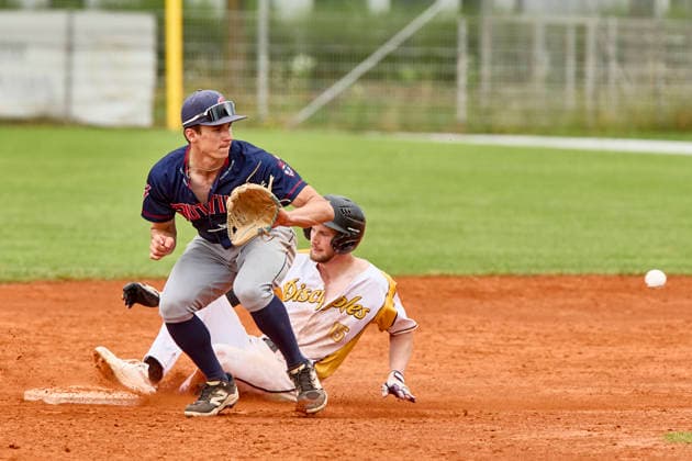 Deutsche Baseball Liga (DBL), München-Haar Disciples vs Gauting Indians, Haar Disciples, Gauting Indians, 2026-06-21 in München-Haar (Ballpark Eglfing) GRÜNDIG Matteo (Gauting Indians Right Fielder Nr36-GAU36), ZGORZYÅƒSKI Hubert (München-Haar Disciples Shortstop Nr15-HAA15) sportworld München-Haar Ballpark Eglfing Bayern Deutschland *** German Baseball League (DBL), Munich Haar Disciples vs. Gauting Indians, Haar Disciples, Gauting Indians, June 21, 2026, at Munich Haar Ballpark Eglfing, Matteo GRÜNDIG, Gauting Indians, Right Fielder, No. 36 (GAU36), ZGORZYÅƒSKI Hubert, Munich Haar Disciples, Shortstop No. 15 HAA15, Sportworld, Munich Haar Ballpark Eglfing, Bavaria, Germany,detected_source_language