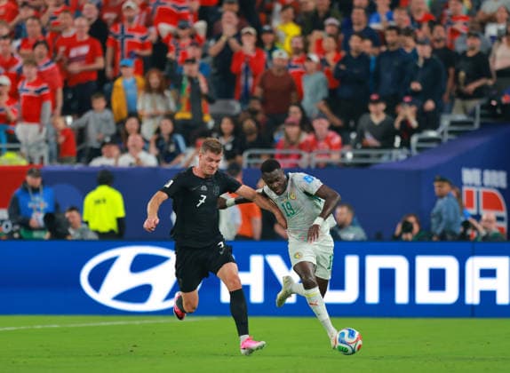 June 22, 2026, East Rutherford, New Jersey, USA: Norway forward Alexander Sorloth (7) and Senegal defender Moussa Niakhate (19) battle for the ball during the June 22nd FIFA World Cup, WM, Weltmeisterschaft, Fussball 2026 matchup between Norway and Senegal at MetLife Stadium in East Rutherford, New Jersey. East Rutherford USA - ZUMAs325 20260622_zsp_s325_090 Copyright: xJessxStilesx