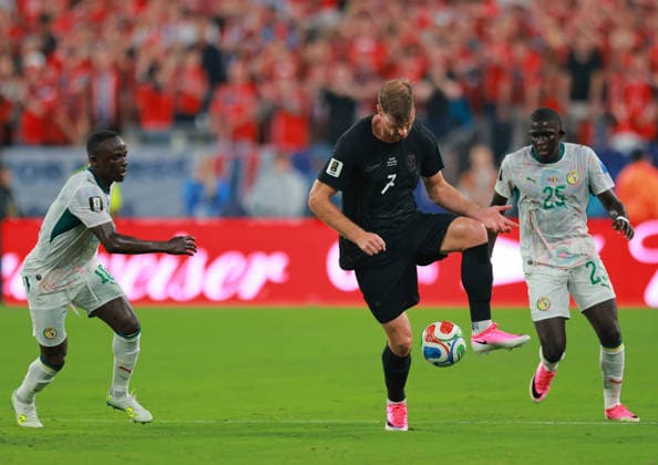 June 22, 2026, East Rutherford, New Jersey, USA: Senegal forward Sadio Mane (10), Senegal defender El Hadji Malick Diouf (25) and Norway forward Alexander Sorloth (7) battle for the ball during the June 22nd FIFA World Cup, WM, Weltmeisterschaft, Fussball 2026 matchup between Norway and Senegal at MetLife Stadium in East Rutherford, New Jersey. East Rutherford USA - ZUMAs325 20260622_zsp_s325_092 Copyright: xJessxStilesx
