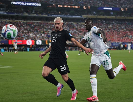 June 22, 2026, East Rutherford, New Jersey, USA: Norway defender Julian Ryerson (26) and Senegal midfielder Pape Gueye (26) battle for the ball during the June 22nd FIFA World Cup, WM, Weltmeisterschaft, Fussball 2026 matchup between Norway and Senegal at MetLife Stadium in East Rutherford, New Jersey. East Rutherford USA - ZUMAs325 20260622_zsp_s325_093 Copyright: xJessxStilesx
