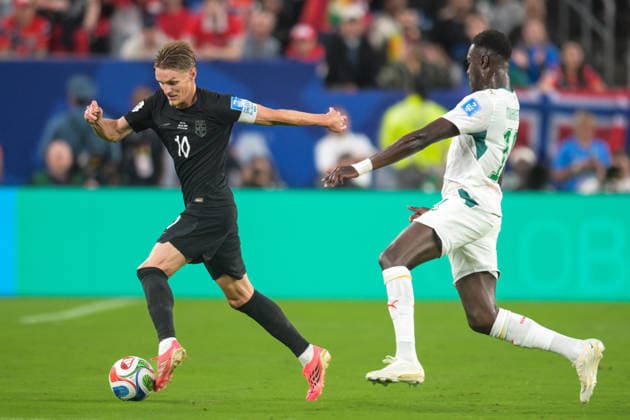 Fußball, WM 2026, 20260622, Norwegen - Senegal. Im Bild v.l. Martin ODEGAARD (Norwegen, 10), Moussa NIAKHATE (Senegal, 19). East Rutherford New-York-New-Jersey-Stadion New Jersey Vereinigte Staaten von Amerika *** Soccer, 2026 World Cup, 20260622, Norway vs. Senegal. Pictured, from left Copyright: Passion2Press MarkusxFischerx