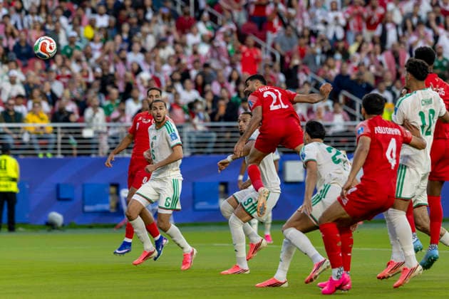 SANTA CLARA, CA - JUNE 22: Nizar Al-Rashdan 21 of Jordan heads the ball toward the goal during the FIFA World Cup, WM, Weltmeisterschaft, Fussball Group J match between Jordan and Algeria on June 22, 2026 at San Francisco Bay Area Stadium in Santa Clara, CA. (Photo by Bob Kupbens Icon Sportswire) SOCCER: JUN 22 FIFA World Cup 26 Group J - Jordan vs Algeria EDITORIAL USE ONLY Icon260622011