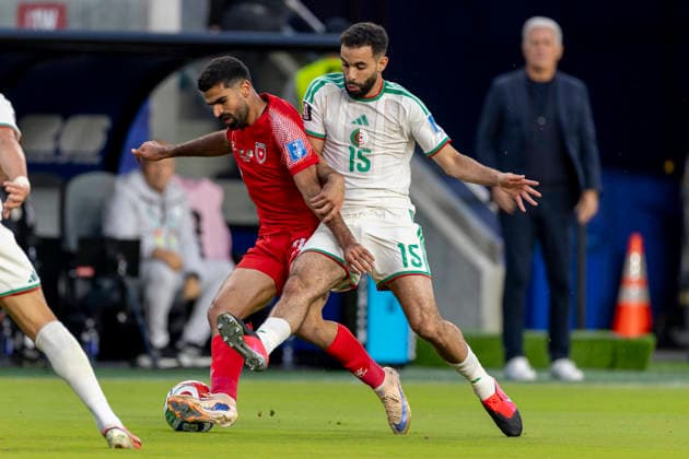SANTA CLARA, CA - JUNE 22: Nizar Al-Rashdan 21 of Jordan and Rayan Ait-Nouri 15 of Algeria fight for the ball during the FIFA World Cup, WM, Weltmeisterschaft, Fussball Group J match between Jordan and Algeria on June 22, 2026 at San Francisco Bay Area Stadium in Santa Clara, CA. (Photo by Bob Kupbens Icon Sportswire) SOCCER: JUN 22 FIFA World Cup 26 Group J - Jordan vs Algeria EDITORIAL USE ONLY Icon260622016