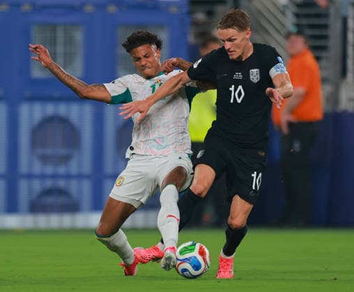 June 22, 2026, East Rutherford, New Jersey, USA: Senegal defender Ismail Jakobs (14) and Norway midfielder Martin Odegaard (10) battle for the ball during the June 22nd FIFA World Cup, WM, Weltmeisterschaft, Fussball 2026 matchup between Norway and Senegal at MetLife Stadium in East Rutherford, New Jersey. East Rutherford USA - ZUMAs325 20260622_zsp_s325_114 Copyright: xJessxStilesx