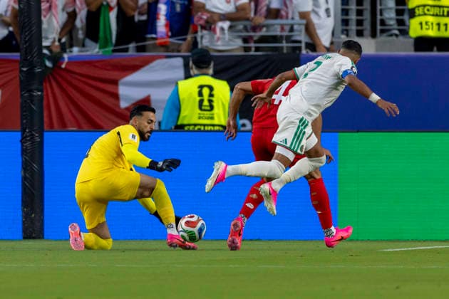 SANTA CLARA, CA - JUNE 22: Yazeed Abulaila 1 of Jordan saves a tricky back heel shot during the FIFA World Cup, WM, Weltmeisterschaft, Fussball Group J match between Jordan and Algeria on June 22, 2026 at San Francisco Bay Area Stadium in Santa Clara, CA. (Photo by Bob Kupbens Icon Sportswire) SOCCER: JUN 22 FIFA World Cup 26 Group J - Jordan vs Algeria EDITORIAL USE ONLY Icon260622021