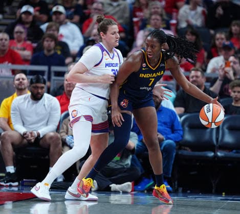 INDIANAPOLIS, IN - JUNE 22: Indiana Fever center Aliyah Boston (7) is guarded by Phoenix Mercury center Kayla Linskens (31) on June 22, 2026, at Gainbridge Fieldhouse in Indianapolis, Indiana. (Photo by Brian Spurlock Icon Sportswire) WNBA, Basketball Damen, USA JUN 22 Phoenix Mercury at Indiana Fever EDITORIAL USE ONLY Icon26062257