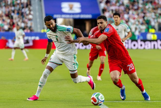SANTA CLARA, CA - JUNE 22: Riyad Mahrez 7 of Algeria and Mohannad Abu Taha 20 of Jordan battle for the ball during the FIFA World Cup, WM, Weltmeisterschaft, Fussball 2026 Group J match between Jordan and Algeria on June 22, 2026 at San Francisco Bay Area Stadium in Santa Clara, CA. (Photo by Matthew Huang Icon Sportswire) SOCCER: JUN 22 FIFA World Cup 26 Group J - Jordan vs Algeria EDITORIAL USE ONLY Icon260622001