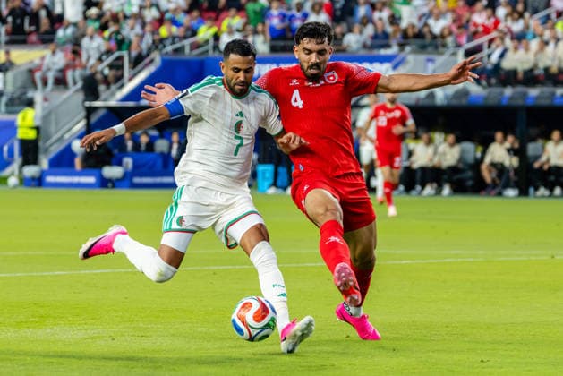 SANTA CLARA, CA - JUNE 22: Riyad Mahrez 7 of Algeria dribbles against Husam Abu Dahab 4 of Jordan during the FIFA World Cup, WM, Weltmeisterschaft, Fussball 2026 Group J match between Jordan and Algeria on June 22, 2026 at San Francisco Bay Area Stadium in Santa Clara, CA. (Photo by Matthew Huang Icon Sportswire) SOCCER: JUN 22 FIFA World Cup 26 Group J - Jordan vs Algeria EDITORIAL USE ONLY Icon260622003