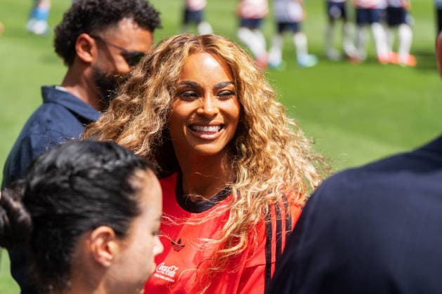 June 19, 2026, Seattle, Washington, USA: CIARA stands next to her husband RUSSEL WILSON on the field during a soccer game between Australia and the USA on Friday, June 19, 2026, at Seattle Stadium in Seattle. FIFA World Cup, WM, Weltmeisterschaft, Fussball Soccer 2026: Australia At USA  - ZUMAm269 20260619_zsp_m269_023 Copyright: xRezaxL.xMalayerix