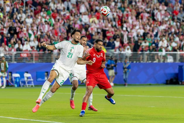 SANTA CLARA, CA - JUNE 22: Ramy Bensebaini 21 of Algeria clears the ball during the FIFA World Cup, WM, Weltmeisterschaft, Fussball Group J match between Jordan and Algeria on June 22, 2026 at San Francisco Bay Area Stadium in Santa Clara, CA. (Photo by Bob Kupbens Icon Sportswire) SOCCER: JUN 22 FIFA World Cup 26 Group J - Jordan vs Algeria EDITORIAL USE ONLY Icon260622023