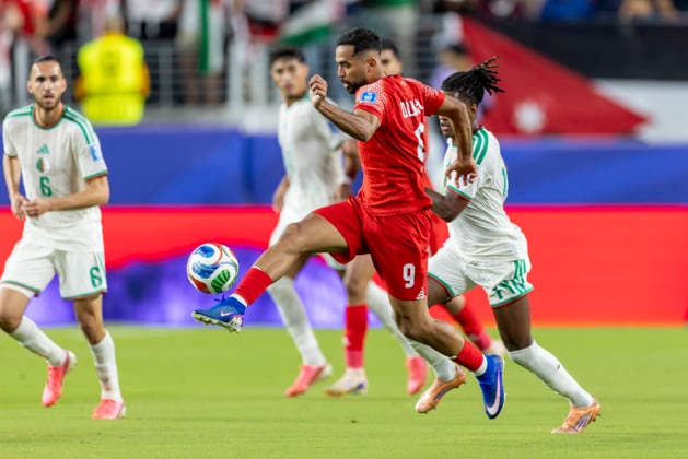 SANTA CLARA, CA - JUNE 22: Ali Olwan 9 of Jordan controls the ball during the FIFA World Cup, WM, Weltmeisterschaft, Fussball Group J match between Jordan and Algeria on June 22, 2026 at San Francisco Bay Area Stadium in Santa Clara, CA. (Photo by Bob Kupbens Icon Sportswire) SOCCER: JUN 22 FIFA World Cup 26 Group J - Jordan vs Algeria EDITORIAL USE ONLY Icon260622029