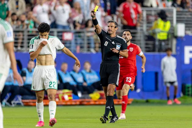 SANTA CLARA, CA - JUNE 22: The referee gives a yellow card during the FIFA World Cup, WM, Weltmeisterschaft, Fussball Group J match between Jordan and Algeria on June 22, 2026 at San Francisco Bay Area Stadium in Santa Clara, CA. (Photo by Bob Kupbens Icon Sportswire) SOCCER: JUN 22 FIFA World Cup 26 Group J - Jordan vs Algeria EDITORIAL USE ONLY Icon260622031