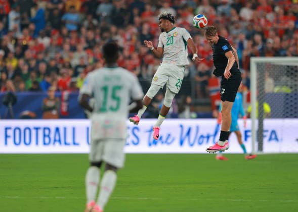 June 22, 2026, East Rutherford, New Jersey, USA: Senegal forward Ibrahim Mbaye (20) and Norway defender Torbjorn Heggem (17) jump to head the ball during the June 22nd FIFA World Cup, WM, Weltmeisterschaft, Fussball 2026 matchup between Norway and Senegal at MetLife Stadium in East Rutherford, New Jersey. East Rutherford USA - ZUMAs325 20260622_zsp_s325_140 Copyright: xJessxStilesx