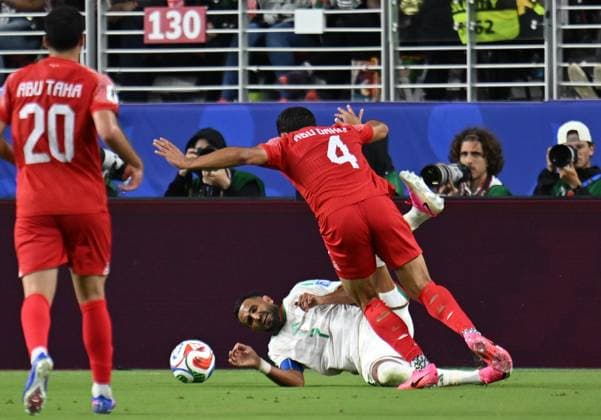 Jordan v Algeria - FIFA World Cup, WM, Weltmeisterschaft, Fussball 2026 - Group J SANTA CLARA, UNITED STATES - JUNE 22: Husam Abu Dahab (4) of Jordan in action against Riyad Mahrez (7) of Algeria during the 2026 FIFA World Cup First Stage Group J match between Jordan and Algeria at Levi s Stadium (San Francisco Bay Area Stadium) in Santa Clara, California, United States on June 22, 2026. Tayfun Coskun Anadolu California United States. Editorial use only. Please get in touch for any other usage.  Copyright: x2026xAnadoluxTayfunxCoskunx