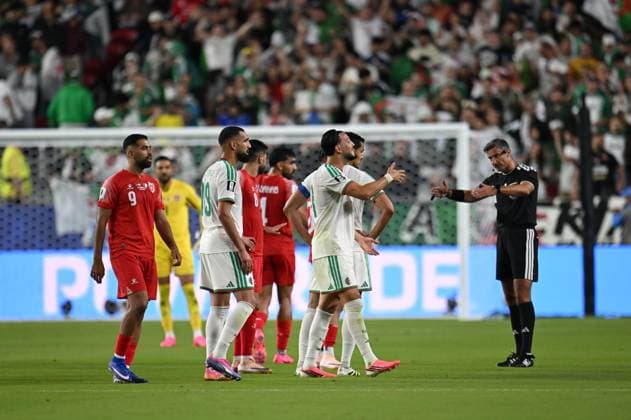 Jordan v Algeria - FIFA World Cup, WM, Weltmeisterschaft, Fussball 2026 - Group J SANTA CLARA, UNITED STATES - JUNE 22: Players talk to the referee Slavko Vincic after Algeria s goal during the 2026 FIFA World Cup First Stage Group J match between Jordan and Algeria at Levi s Stadium (San Francisco Bay Area Stadium) in Santa Clara, California, United States on June 22, 2026. Tayfun Coskun Anadolu California United States. Editorial use only. Please get in touch for any other usage.  Copyright: x2026xAnadoluxTayfunxCoskunx