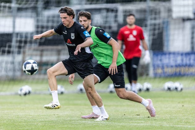 22.06.2026, Fussball, Saison 2026 2027, Regionalliga Südwest, Trainingsplatz am Donaustadion Ulm Ulm, Saisonvorbereitung Trainingsauftakt Training SSV Ulm 1846 Fußball 22.06.2026, Fussball, Saison 2026 2027, Regionalliga Südwest, Trainingsplatz am Donaustadion Ulm Ulm, Saisonvorbereitung Trainingsauftakt Training SSV Ulm 1846 Fußball v.l. 24 Felix Vater (SSV Ulm 1846 Fußball), 4 Daniel Hülsenbusch (SSV Ulm 1846 Fußball) Foto: Lucca Fundel Ulm Trainingsplatz am Donaustadion Ulm Baden-Württemberg Deutschland *** June 22, 2026, Soccer, 2026–2027 Season, Regionalliga Southwest, Training Field at the Donaustadion in Ulm, Ulm, Preseason Training Kickoff