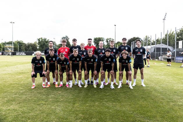 22.06.2026, Fussball, Saison 2026 2027, Regionalliga Südwest, Trainingsplatz am Donaustadion Ulm Ulm, Saisonvorbereitung Trainingsauftakt Training SSV Ulm 1846 Fußball 22.06.2026, Fussball, Saison 2026 2027, Regionalliga Südwest, Trainingsplatz am Donaustadion Ulm Ulm, Saisonvorbereitung Trainingsauftakt Training SSV Ulm 1846 Fußball alle Neuzugänge des SSV Ulm 1846 Fußball zum Trainingsauftakt 2026 2027 im Überblick. h.v.li. 29 Achitpol Keereerom (SSV Ulm 1846 Fußball), 12 Kim Bayer (SSV Ulm 1846 Fußball), 28 Mateo Mrden (SSV Ulm 1846 Fußball), 8 Per Lockl (SSV Ulm 1846 Fußball), 1 Radomir Novakovic (SSV Ulm 1846 Fußball), 17 Leon Müller (SSV Ulm 1846 Fußball), 18 Steffen Meuer (SSV Ulm 1846 Fußball), 4 Daniel Hülsenbusch (SSV Ulm 1846 Fußball), 24 Felix Vater (SSV Ulm 1846 Fußball) v.v.li. 6 Benedikt Ehe (SSV Ulm 1846 Fußball), 21 Marco Gölz (SSV Ulm 1846 Fußball), 19 Christopher Negele (SSV Ulm 1846 Fußball), 20 Alexander Kopf (SSV Ulm 1846 Fußball), 7 Benjamin Goller (SSV Ulm 1846 Fußball), 34 Halim EroÄülu (SSV Ulm 1846 Fußball), 10 Oliver Wähling (SSV Ulm 1846 Fußball) Foto: Lucca Fundel Ulm Trainingsplatz am Donaustadion Ulm Baden-Württemberg Deutschland *** June 22, 2026, Soccer, 2026–2027 Season, Regionalliga Southwest, Training Field at the Donaustadion in Ulm, Ulm, Preseason Training Kickoff for SSV Ulm 1846 Soccer, June 22, 2026, Soccer, 2026–2027 Season, Regionalliga Southwest, Training Ground at the Donaustadion in Ulm, Pre-season, start of training, SSV Ulm 1846 Soccer training—an overview of all new signings for SSV Ulm 1846 Soccer at the start of training for the 2026–2027 season (from left to right)