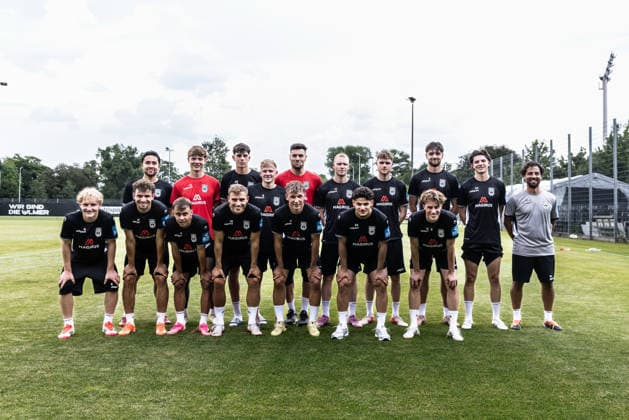 22.06.2026, Fussball, Saison 2026 2027, Regionalliga Südwest, Trainingsplatz am Donaustadion Ulm Ulm, Saisonvorbereitung Trainingsauftakt Training SSV Ulm 1846 Fußball 22.06.2026, Fussball, Saison 2026 2027, Regionalliga Südwest, Trainingsplatz am Donaustadion Ulm Ulm, Saisonvorbereitung Trainingsauftakt Training SSV Ulm 1846 Fußball alle Neuzugänge des SSV Ulm 1846 Fußball zum Trainingsauftakt 2026 2027 im Überblick. h.v.li. 29 Achitpol Keereerom (SSV Ulm 1846 Fußball), 12 Kim Bayer (SSV Ulm 1846 Fußball), 28 Mateo Mrden (SSV Ulm 1846 Fußball), 8 Per Lockl (SSV Ulm 1846 Fußball), 1 Radomir Novakovic (SSV Ulm 1846 Fußball), 17 Leon Müller (SSV Ulm 1846 Fußball), 18 Steffen Meuer (SSV Ulm 1846 Fußball), 4 Daniel Hülsenbusch (SSV Ulm 1846 Fußball), 24 Felix Vater (SSV Ulm 1846 Fußball), Trainer Cheftrainer Daniel Jungwirth (SSV Ulm 1846 Fußball) v.v.li. 6 Benedikt Ehe (SSV Ulm 1846 Fußball), 21 Marco Gölz (SSV Ulm 1846 Fußball), 19 Christopher Negele (SSV Ulm 1846 Fußball), 20 Alexander Kopf (SSV Ulm 1846 Fußball), 7 Benjamin Goller (SSV Ulm 1846 Fußball), 34 Halim EroÄülu (SSV Ulm 1846 Fußball), 10 Oliver Wähling (SSV Ulm 1846 Fußball) Foto: Lucca Fundel Ulm Trainingsplatz am Donaustadion Ulm Baden-Württemberg Deutschland *** June 22, 2026, Soccer, 2026–2027 Season, Regionalliga Southwest, Training Field at the Donaustadion in Ulm, Ulm, Preseason Training Kickoff for SSV Ulm 1846 Soccer, June 22, 2026, Soccer, 2026–2027 Season, Regionalliga Southwest, Training Ground at the Donaustadion in Ulm, Pre-season, start of training, SSV Ulm 1846 Soccer training—an overview of all new signings for SSV Ulm 1846 Soccer at the start of training for the 2026–2027 season (from left to right)