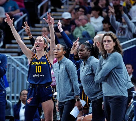 INDIANAPOLIS, IN - JUNE 22: Indiana Fever guard Lexie Hull (10) reacts to a 3 point shot made against the Phoenix Mercury on June 22, 2026, at Gainbridge Fieldhouse in Indianapolis, Indiana. (Photo by Brian Spurlock Icon Sportswire) WNBA, Basketball Damen, USA JUN 22 Phoenix Mercury at Indiana Fever EDITORIAL USE ONLY Icon26062292