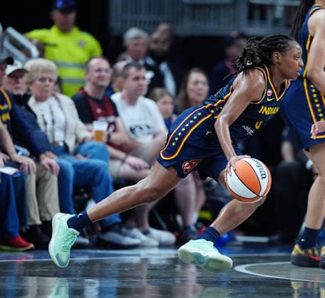 INDIANAPOLIS, IN - JUNE 22: Indiana Fever guard Kelsey Mitchell (0) drives to the basket against the Phoenix Mercury on June 22, 2026, at Gainbridge Fieldhouse in Indianapolis, Indiana. (Photo by Brian Spurlock Icon Sportswire) WNBA, Basketball Damen, USA JUN 22 Phoenix Mercury at Indiana Fever EDITORIAL USE ONLY Icon26062293